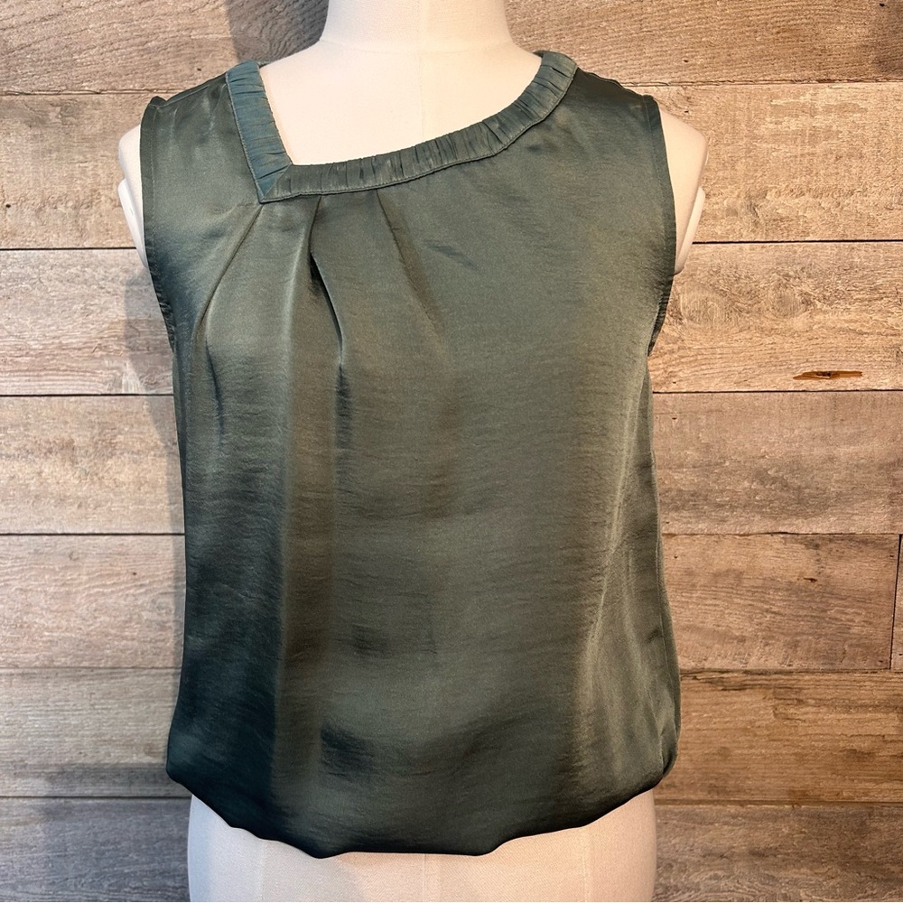 🛍️3/$30 Mexx women’s green pleated asymmetrical neckline sleeveless top size 32